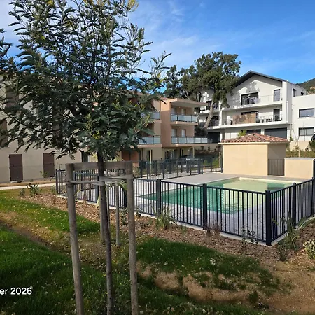 Spacious In A With Pool Apartment *