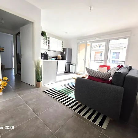 Spacious In A With Pool Διαμέρισμα *